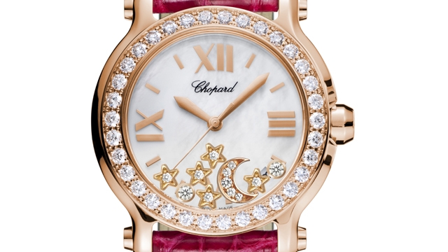 Para celebrar los 20 años del Happy Sport se hace posible personalizar el reloj —aquí un modelo de oro rosa de 18 quilates engastado— con diamantes móviles de motivos caprichosos.
